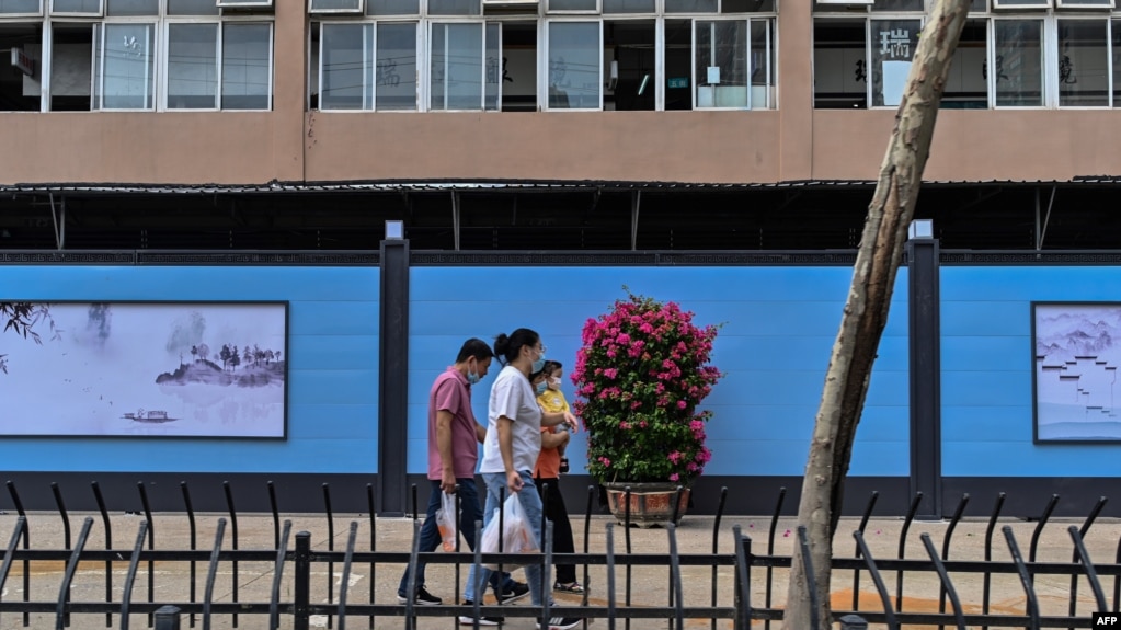 2020 年 9 月 28 日，戴着口罩的行人从仍然关闭的武汉华南海鲜批发市场旁走过。（法新社)(photo:VOA)
