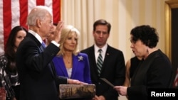 Hakim Agung Sonia Sotomayor saat mengambil sumpah jabatan Wakil Presiden Joe Biden di Washington (20/1). (Reuters)