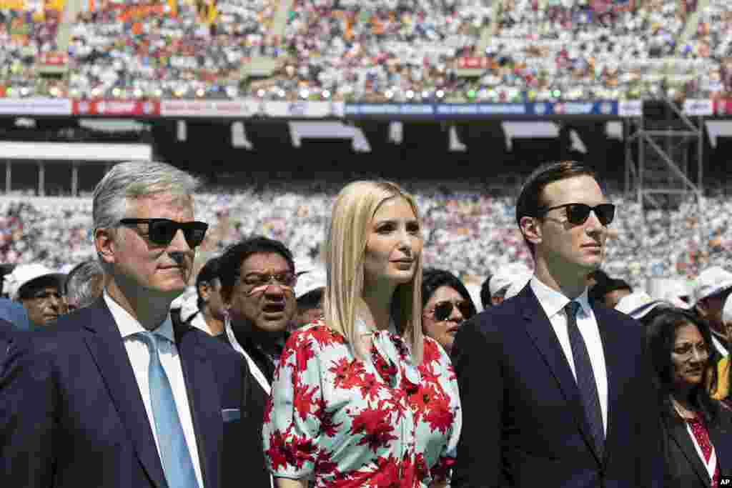 (از راست) جرد کوشنر و ایوانکا ترامپ از مشاوران پرزیدنت ترامپ و رابرت اوبراین مشاور امنیت ملی کاخ سفید هم در این سفر همراه پرزیدنت ترامپ هستند و در ورزشگاه احمدآباد حاضر شدند