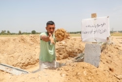 Mohammad al-Haresh (30), menggali tanah untuk pemakaman korban COVID-19, di pemakaman timur Kota Gaza, 20 April 2021. (REUTERS / Mohammed Salem)