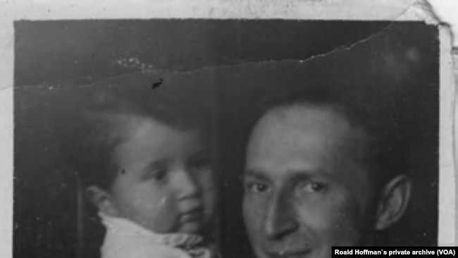 Роальд Гоффман у віці 1-го року з батьком, Гілелом Сафраном, 1938 р. Фото з родинного архіву.