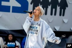 Ca sĩ Ariana Grande biểu diễn tại cuộc tập hợp "March for Our Lives" ở Washington.