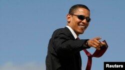 Barack Obama, alors candidat à la présidence des États-Unis, embarque à San Antonio, Texas, le 3 mars 2008.