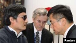 ນາຍ Cheng Guangcheng (ຊ້າຍ) ແລະ ທ່ານ Gary Locke ເອກ ອັກຄະລັດຖະທູດສະຫະລັດປະຈໍາປັກກິ່ງ (ຂວາ) 