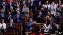 Le chef du parti Podemos, Pablo Iglesias, au centre, applaudit au Parlement espagnol à Madrid, Espagne, le 7 janvier 2020. (AP Photo/Manu Fernandez)