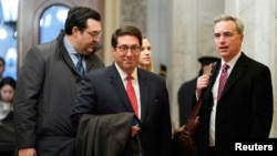 Jay Sekulow (centro) abogado personal del presidente Donald Trump y el abogado de la Casa Blanca Pat Cipollone llegan al juicio político en el Senado de EE.UU., el 25 de enero de 2020.