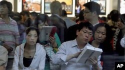 中国顾客在北京三里屯的苹果零售店学习使用iPad 2(资料照片)
