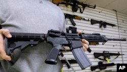 Seorang pemilik toko di Springfield, Illinois, memperlihatkan salah satu jenis senjata AR-15 (Foto: dok). Senat AS akan memulai perdebatan terkait pengawasan senjata api, hari ini (11/4).