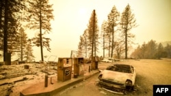 Уничтоженная пожаром бензоколонка к востоку от города Парадайс, штат Калифорния