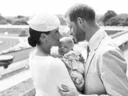 Pangeran Harry yang bergelar Duke of Sussex (kanan) dan istrinya, Meghan, Duchess of Sussex memeluk bayi laki-laki mereka, Archie Harrison Mountbatten-Windsor di Kastil Windsor dalam foto resmi upacara pembaptisan Archie, Sabtu, 6 Juli 2019. (Foto: Chris