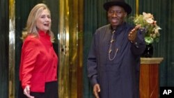 Hillary Clinton se reunió en Abuya con el presidente de Nigeria, Goodluck Jonathan.