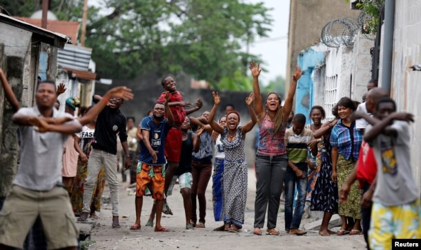 Des habitants entonnent des chants lors de manifestations contre Joseph Kabila, à Kinshasa, RDC, le 20 décembre 2016.