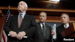 Los senadores John McCain, Charles Schumer y Ricahrd Durbin integran el Grupo de los 8 encargados de preparar un proyecto de reforma migratoria.
