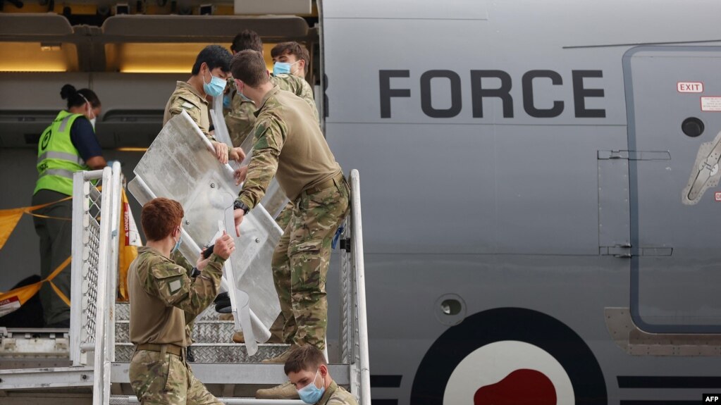 参加国际维和行动的新西兰军队士兵抵达动乱的所罗门群岛后从飞机上卸下装备。（2021年12月4日）