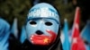 一名维吾尔女性2019年10月1日在伊斯坦布尔中国领事馆外面戴着面具进行抗议。