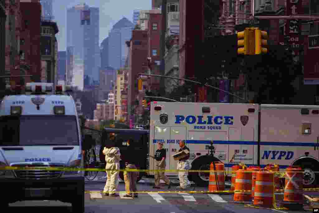 Members of the FBI and other law enforcement officers carry on investigations at the scene of Saturday&#39;s explosion in New York, Sept. 18, 2016.