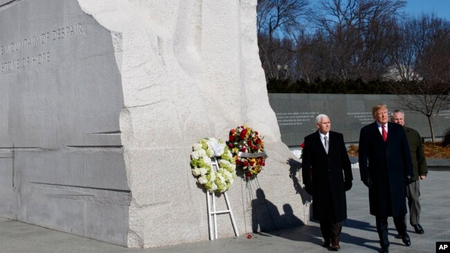 特朗普总统和彭斯副总统在“马丁路德金日”这一天参观华盛顿的马丁路德金纪念园。(2019年1月21日)
