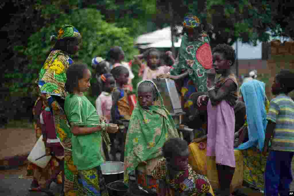 Anak-anak Muslim berkumpul di pompa air di luar masjid di PK12 di Bangui, Republik Afrika Tengah, 10 April 2014.