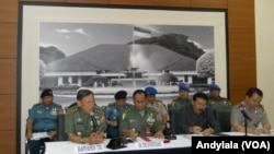 Kapuspen TNI Mayjen Fuad Basya (kiri sedang berbicara) dalam penjelasan bersama tim gabungan TNI-Polri soal kasus penimbunan BBM illegal di Batam, 14 Oktober 2014 (Foto: VOA/Andylala)