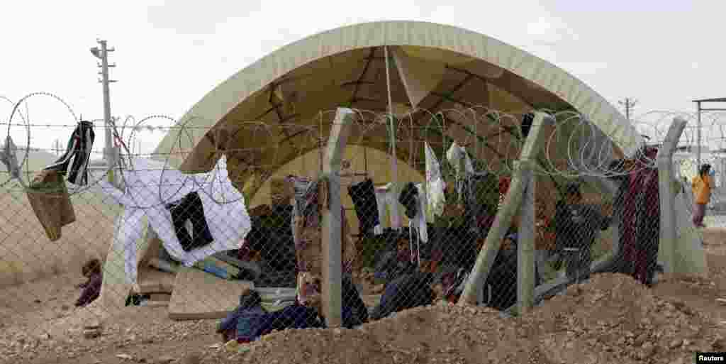 土耳其尚勒乌尔法省杰伊兰帕纳尔难民营内新抵达的叙利亚难民（2012年11月10日）