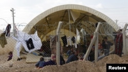 Newly arrived Syrian refugees are seen at Ceylanpinar refugee camp, Sanliurfa province, Turkey, November 10, 2012. 