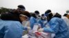 Zdravstveni radnici uzimaju uzorke u klinici za testiranje na koronavirus u Seulu, 10. decembra 2021.
