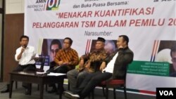 Diskusi tentang menakar kuantifikasi pelanggaran terstruktur, sistematis dan masih (TSM) dalam pemilu 2019 di Jakarta, Senin (20/5). (VOA/Fathiyah)