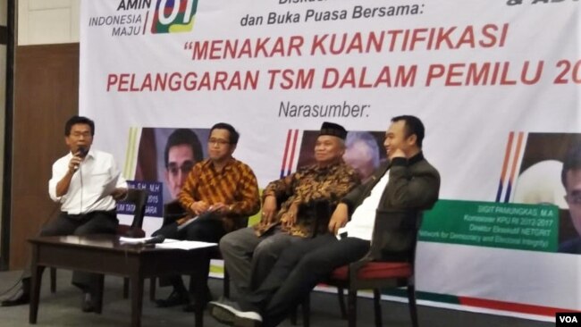 Diskusi tentang menakar kuantifikasi pelanggaran terstruktur, sistematis dan masih (TSM) dalam pemilu 2019 di Jakarta, Senin (20/5). (VOA/Fathiyah)