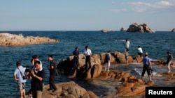 지난 2011년 9월 중국인 관광객들이 금강산 리조트 인근 해변가를 구경하고 있다. (자료사진)