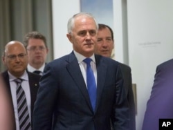 Australia's former Liberal Party leader and Communications Minister Malcolm Turnbull walks with his supporters to the Liberal Party meeting that will decide the party leadership as well as the prime minister of the nation at Parliament House in Canberra, Sept.14, 2015.