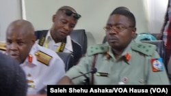 Shuwagabanin zanga-zangar Chibok da Manyan jami’an sojojin Najeriya a Abuja, 6 ga watan Mayu 2014.