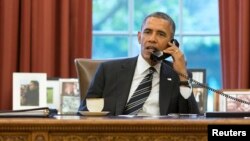 Prezident Barak Obama Eron prezidenti Hasan Ruhoniy bilan telefonda, 27-sentabr, 2013, Oq uy, Vashington