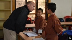 Center for News Literacy Director Dean Miller speaks with students at a secondary school in Thimphu, Bhutan. April 2012. (Stony Brook’s Center for News Literacy/Michael Spikes)