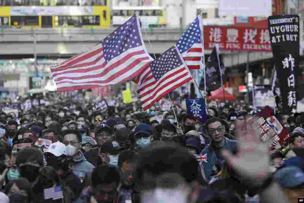 معترضان دموکراسی&zwnj;خواه در هنگ&zwnj;کنگ با پرچم آمریکا. حدود یک میلیون نفر از دموکراسی&zwnj;خواهان در هنگ&zwnj;کنگ در آستانه روز جهانی حقوق بشر (دهم دسامبر) به خیابان&zwnj;های این دولت&zwnj;شهر آمدند. آنها به دخالت&zwnj;های چین در اداره امور هنگ&zwnj;کنگ بیش از شش ماه است که اعتراض دارند.&nbsp;
