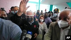El expresidente panameño Ricardo Martinelli saluda a su llegada a la corte acompañado de su esposa Marta Linares para los alegatos finales de un juicio en contra del exgobernante, el lunes 8 de noviembre de 2021, en Ciudad de Panamá. 