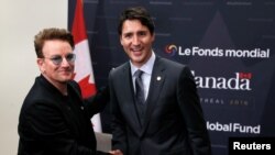 Canada's Prime Minister Justin Trudeau and singer Bono shake hands during a bilateral meeting during the Fifth Replenishment Conference of the Global Fund to Fight AIDS, Tuberculosis and Malaria in Montreal, Quebec, Sept. 17, 2016.