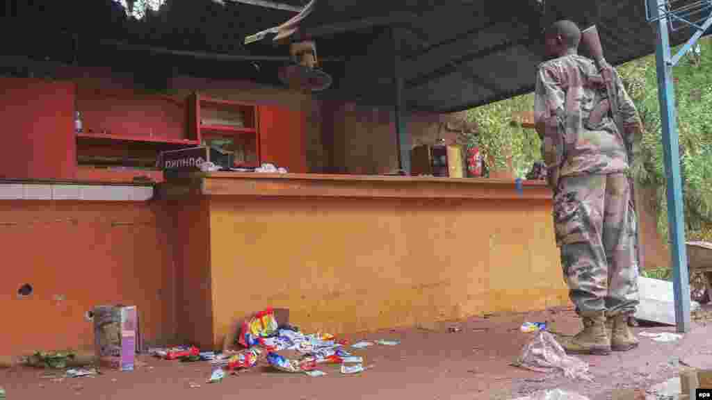 Un soldat du Mali à l'hôtel Byblos à Sévaré, sur les lieux ou lattaque terroriste a ue lieu, le 11 Août 2015. 
