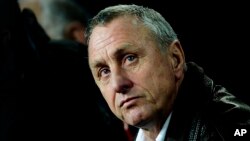 L'entraîneur néerlandais Johan Cruyff lors d’un match amical de football de Catalunya contre l'Argentine au stade Camp Nou à Barcelone, Espagne, 22 décembre 2009. 