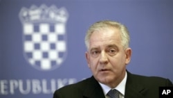 Former Croatian Prime Minster Ivo Sanader talks during a news conference at the government building in Zagreb, Croatia, 1 Jul 2009 (file photo)