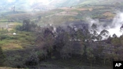Khói phun lên từ núi lửa ở Cao nguyên Dieng, Indonesia, ngày 2/7/2017. Trực thăng cứu nạn bị rớt khi trên đường tới đây để giúp sơ tán dân.