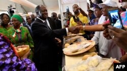 Le président Alassane Ouattara serra la main à des producteurs lors de l'ouverture du Salon de l'Agriculture et des ressources animales d'Abidjan (SARA), le 17 novembre 2017.