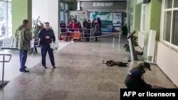 러시아 수사 당국 관계자들이 페름 시내 대학 총기난사 현장을 조사하고 있다.
