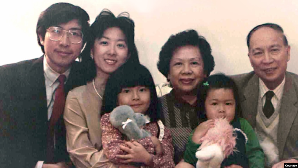 幼时的欧晓瑜和一家人的合影。（照片经欧晓瑜本人同意使用）(photo:VOA)