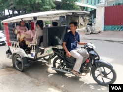 FILE - Mobilituk driver Ker Sarout is shown in Phnom Penh, Dec. 20, 2016. (Hean Socheata/ VOA Khmer)