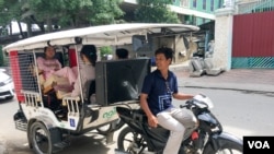 A mobilituk driver Ker Sarout in Phnom Penh on December 20, 2016. (Hean Socheata/ VOA Khmer)