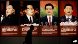 北京一家博物馆里挂着中国几届领导人的肖像：邓小平，江泽民，胡锦涛，习近平，及其关于和平与发展的语录（2015年7月7日）