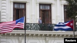 쿠바 수도 아바나의 한 호텔에 미국 성조기와 쿠바 국기가 나란히 걸려있다. (자료사진)