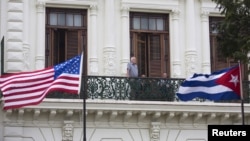 Le drapeau américain et de Cuba