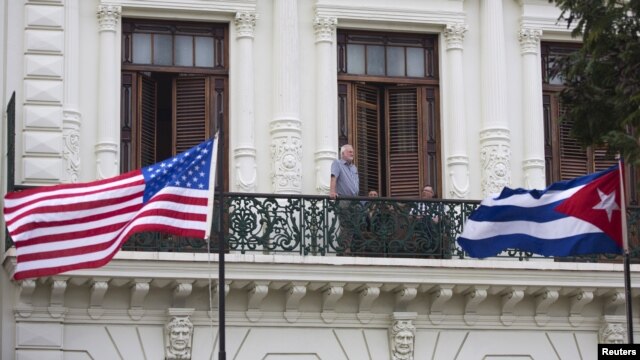 Un turista observa desde el balcón de un hotel en La Habana. Los viajes a la isla ahora son más fáciles.