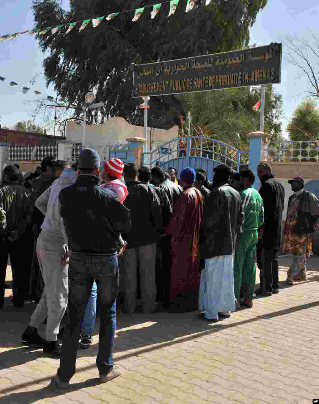 2013年1月18日，阿尔及利亚殷阿梅纳斯的居民聚集在一家医院外，希望打听恐怖分子袭击天然气设施事件中受伤亲人的消息。